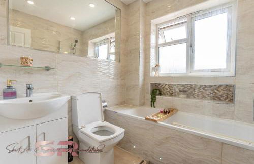 4-BR Hayes Home, Guests 8 - Ideal for Long term stays, Fast unlimited Wi-Fi - Foto 4