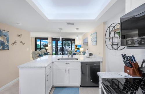 Waterfront Island Oasis! Heated Pool with Stunning View & 2 Full Bath - Foto 10