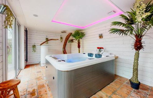 Amazing Home In Neuilly Le Vendin - Photo 6