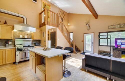 Secluded Cabin, Jacuzzi, Pool Table, King Bed & Fire Pit - Photo 31