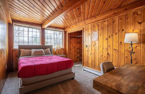 3BR Fife Lake Getaway with Fire Pit & Hot Tub - Foto 9