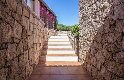 GuestHost - Villa With Private Garden, Parking & Shared Pool! - Foto 30