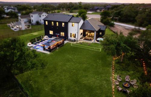 Designer Home with Hot Tub BBQ & Hill Views - Foto 45