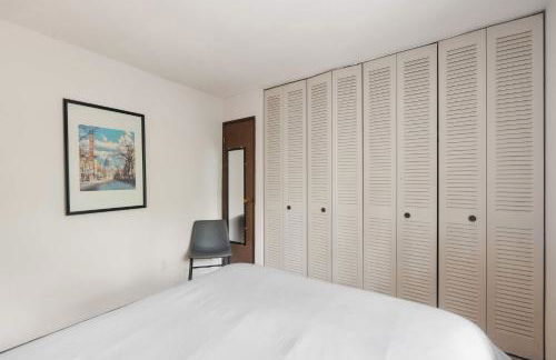 Workspace with Desk & Walkable to hospital & campus - Photo 27