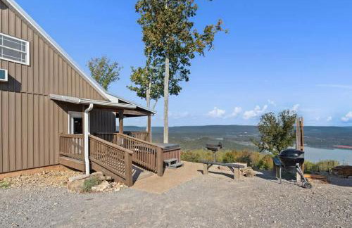 Wood Haven Cabin with a hot tub fire pit & indoor pool - Photo 37