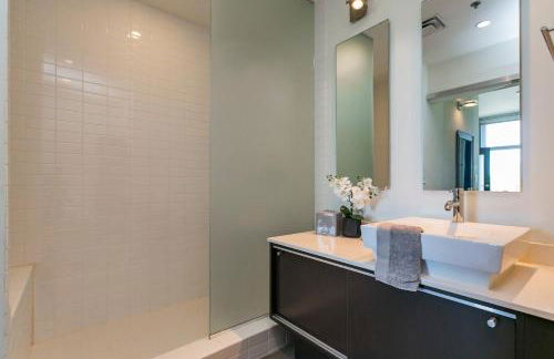 Mid Century Modern Downtown Condo | 30+ Night Min - Foto 44