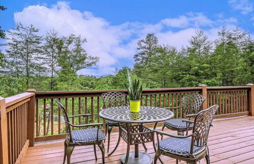 Peak-a-Blue Cabin - Watch Movies from Hot Tub, Mountain View, Bigfoot Bunker Game Room, Fire Pit, Oversized Deck, Screened-in Porch - Foto 26