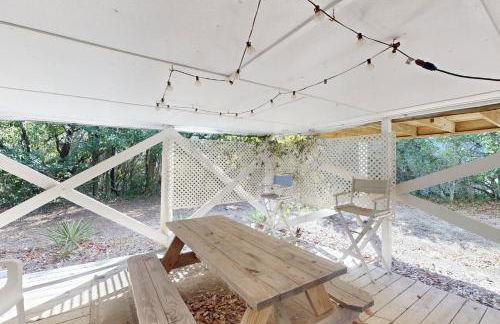 3rd-row beach cottage with ocean views, beach access, deck, & grill - Foto 20