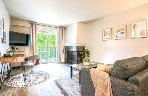 Modern Microsoft Redmond Campus Condo with Balcony - Foto 17