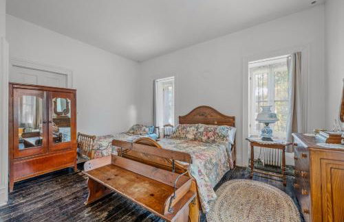 The Manor - Historic Mansion, Wifi, Covered Porch, Screen Porch, King Bed, Walk to Spas, Shops & Restaurants - Foto 55