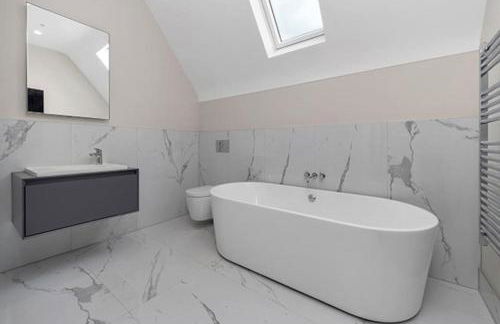 Luxury 4-bed home with club room - Photo 5