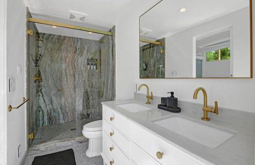 Palm Springs Luxury Home With Pool and Next to Downtown & Airport - Photo 19