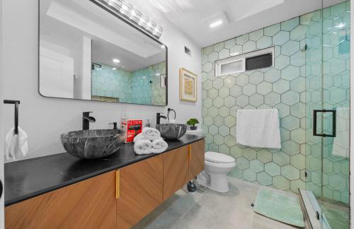 Entire Private Home with 4 Bedrooms 3 Bathrooms, Big Yard, View, , King Bed, 10 Parking, Available Now - Foto 16