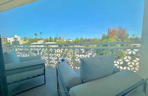 Designer Silver Lake Stylish One Bedroom with Parking - Photo 6