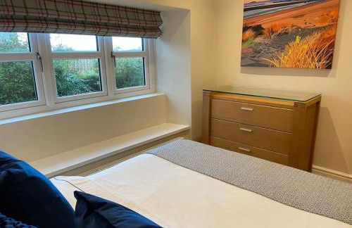 Delightful 3 bed cottage with hot tub & sea views. - Photo 17