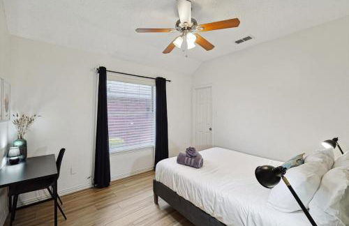 Deluxe Poolside Home, Modern 5BR with Gaming Room - Foto 30