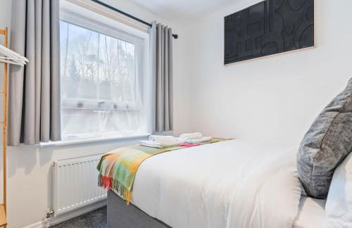 Telford Centre House with Parking, Garden, Wi-Fi - Photo 11