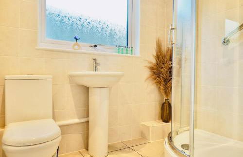 Spacious 3 bedroom Home w Parking in Farnborough - Foto 43