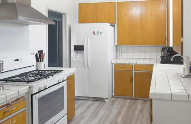 Quaint Mid-Century Cottage by the Coast - Foto 10