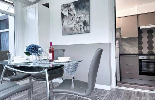 Sleek Skyward Serenity 2bed w Pool Table - Ystrad - Foto 20