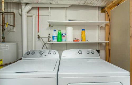 In The Woods - 5 BR Chalet with Game Room, Fire Table and Hot Tub - Foto 36