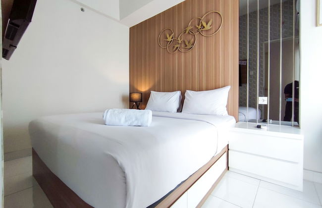 Fancy And Nice 1Br With Extra Room At Amartha View Apartment - Photo 2