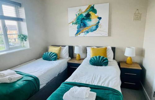 Spacious 4 Bedroom, 3 Bath House by Jesswood Properties Contractors, Business and Leisure with Free Parking and WIFI - Foto 26