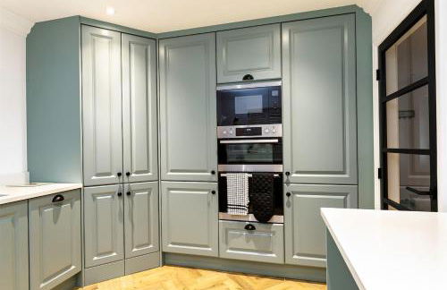 Two-Bedroom House in Beverley Centre with Parking - Foto 18