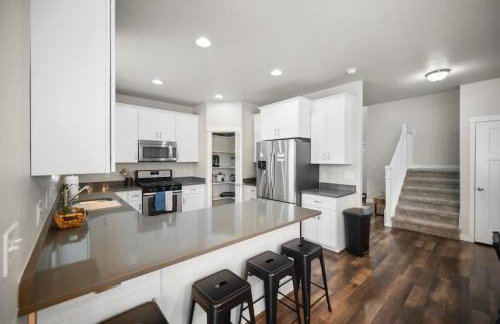 Charming Family Stay w Arcade Theatre Ski Haven Walking trails and river walk in backyard - Foto 9