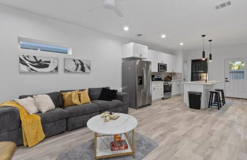 Chic Grey Escape Close to Downtown Fun - Foto 15