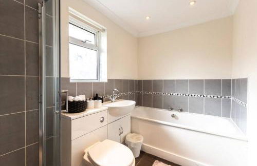 Spacious and Comfortable Home - Foto 26