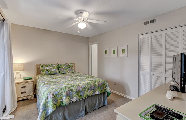 Secluded Condo with Peaceful Wooded Views and Easy Access to the Beach by RedAwning - Foto 3