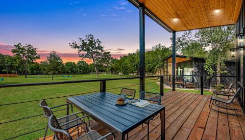 Tranquil Tiny Home Resort with Heated Pool & Goats near Houston, Hempstead Texas - Foto 3