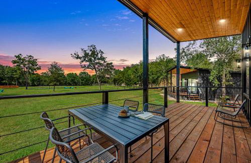 Tranquil Tiny Home Resort with Heated Pool & Goats near Houston, Hempstead Texas - Foto 3