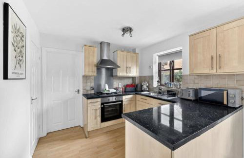 Detached House - Prime Location - Free Parking, Fast Wifi and Smart TVs with Sky TV and Netflix by Yoko Property - Foto 19