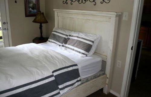 Spacious 10-Person Cabin Rental on Lake Dunlap near Austin, Texas - Foto 4