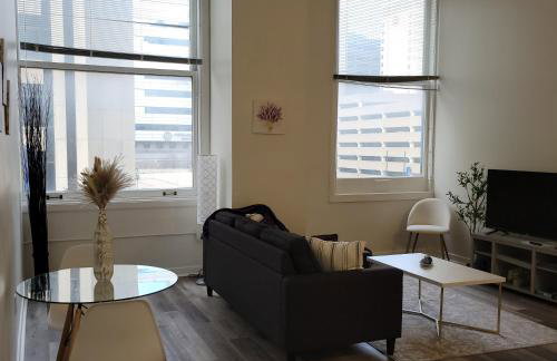 #2 Downtown Free Parking- Walk to Gainbridge, Lucas Oil, Conv Cntr - Foto 10