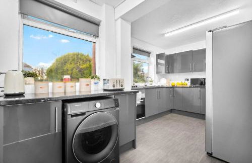 Marcot House Modern 5 bedroom house Solihull 10 mins drive from bhx & nec private off road parking - Foto 48