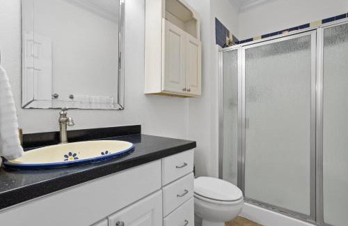 Steps from the Sand and Town Green - 2BR Coastal Retreat - Foto 20