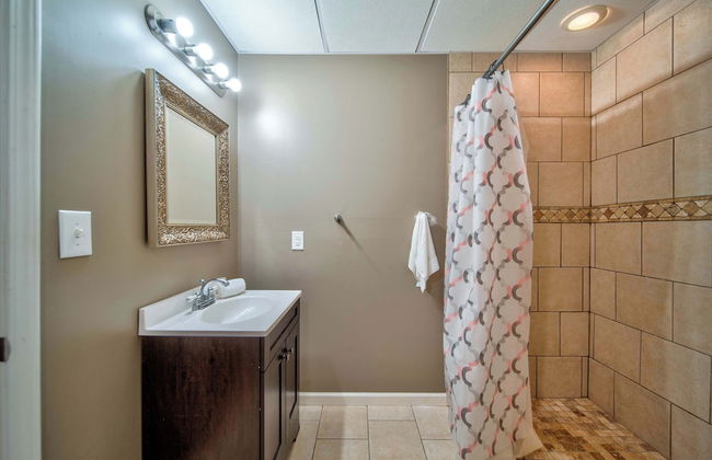 Sunset View 3 BDR Close to Downtown! - Photo 26