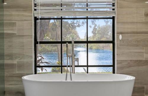 Lakeside Vacation Home - Foto 12