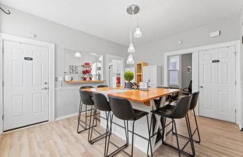 Luxe Suite with Pool Table, King Bed, 3 TVs, & Free Parking - Foto 44