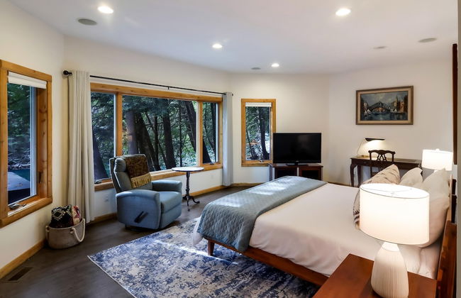 Boardman Monarch Upscale River Lodge HOT Tub! - Foto 32