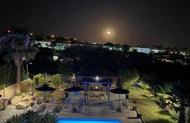 Luxury Villa with Pool & Garden - Foto 32