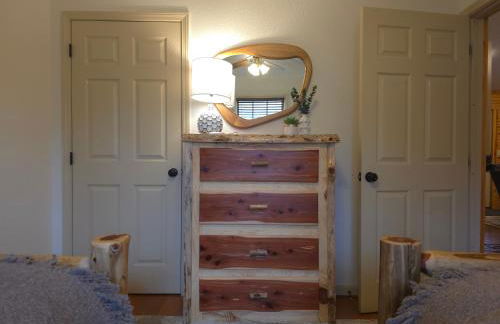 Riverfront Little Red Cabin, World-class Trout Fishing, Views & Boat Access - Foto 14