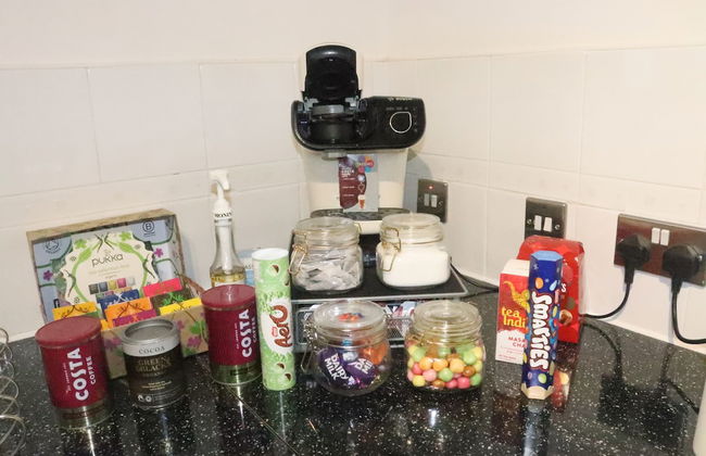 Skyline Haven Modern 2BR w/ Free Parking & 4kTV - Photo 21