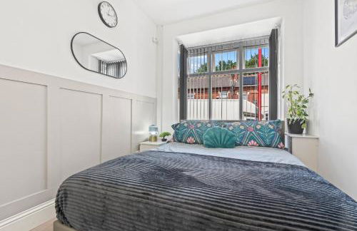 Free Parking ,Modern 4 bedrooms 10min from Birmingham city centre ideal for contractors ,Groups and Families - Photo 1