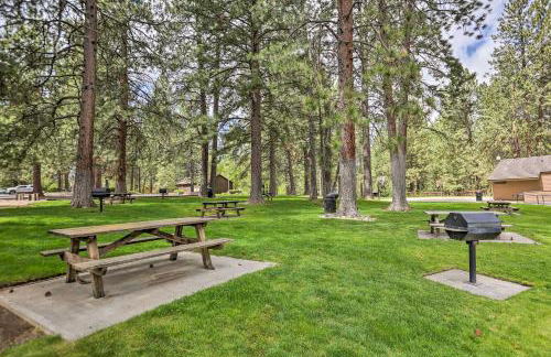 Chic Bend Condo with Fireplace and Forest Views! - Foto 27