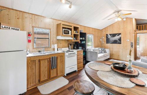 Cabin 10~ Cozy Toronto Lake Cabin ~ Walk To The Water 1 Bedroom Cabin by RedAwning - Foto 7