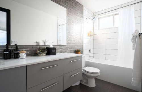 Walk to Restaurants from a Designer Cap Hill Home - Foto 23